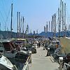 В порту пришвартованы сотни яхт каких угодно разме