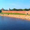 Новгород стоит на реке Волхов, которая протекает р
