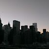 Вид с моста на Манхеттен. Солнце уже село, а в зда