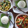 Стандартные тайские блюда - много тушено-жареных о
