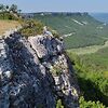 Поселение находится на горе, откуда открываются ши