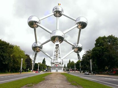 Атомиум - символ Брюсселя. По крайней мере так в б