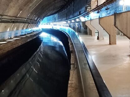 Слева канал для подводных лодок.