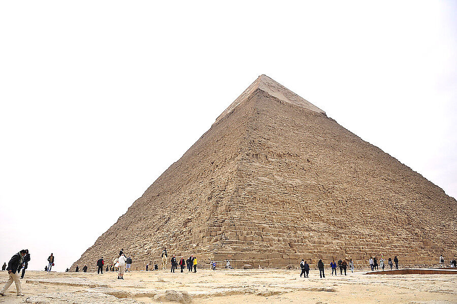 Великими пирамидами называют расположенные в Гизе 