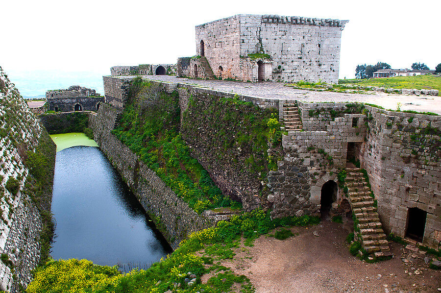 Внешняя стена замка достигает в толщине 5 метров, 