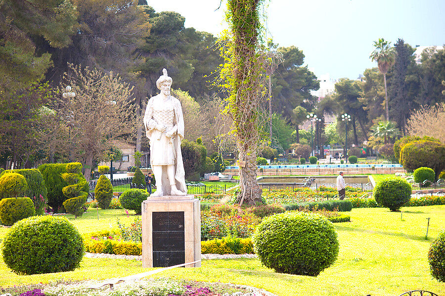 Парка со статуей Асада-старшего вполне заслуживает