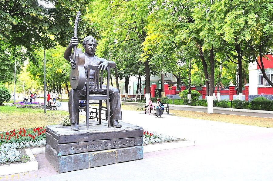 Памятник Высоцкому недалеко от кинотеатра Пролетар