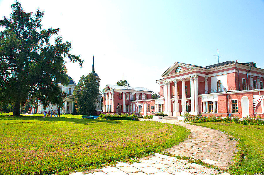 Главное здание усадьбы Гончаровых.