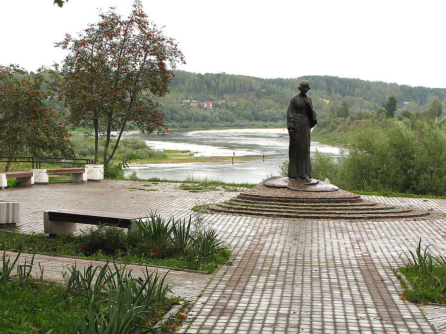 Памятник Цветаевой. Пора было бежать на автовокзал
