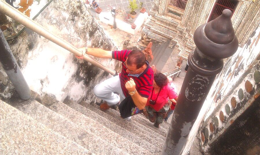 Жутковатая лестница Храма Ват Арун. Наблюдали прис