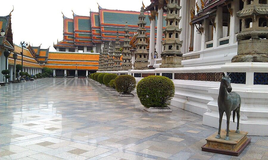 Храм Wat Suthat Thep Wararam. Вот такое незамыслов