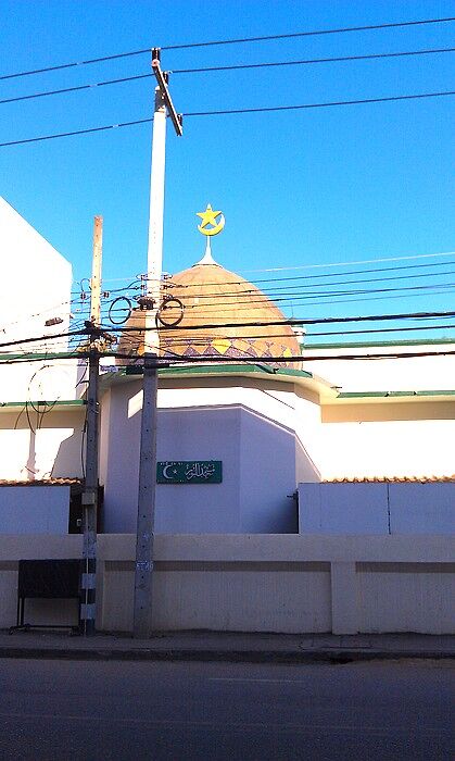 Даже мечеть есть... Нет повода не зайти полюбопытс