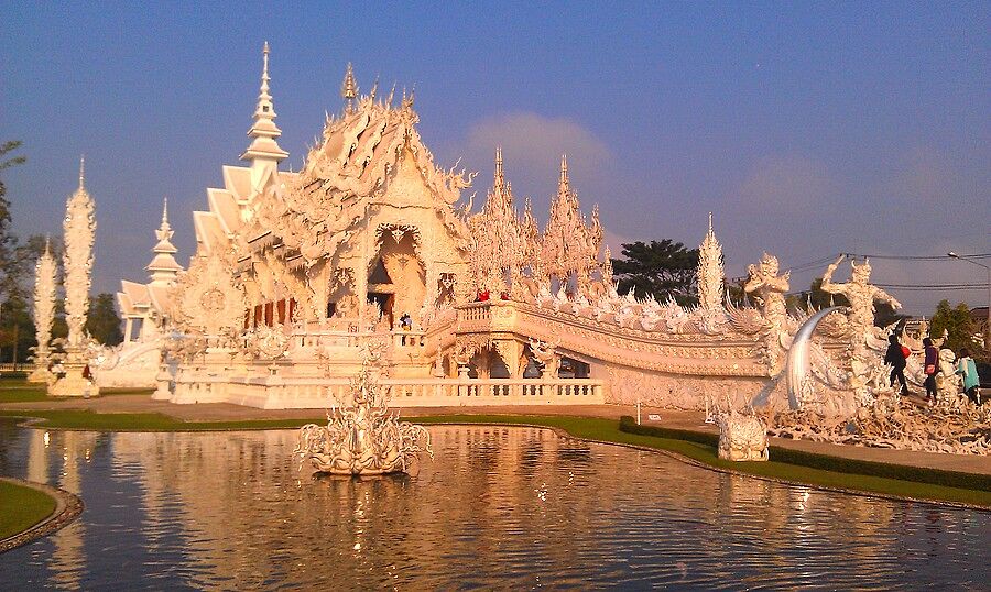Белый храм, расположенный к югу от Чианг Рая. Имен