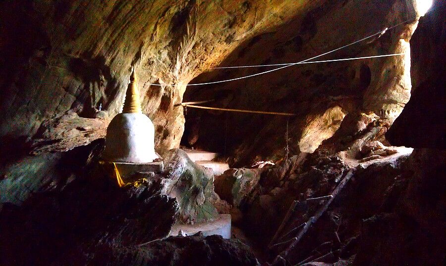 В одной из пещер установлена небольшая ступа, выгл