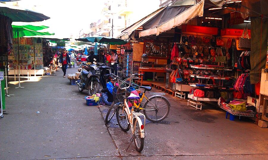 Это уже Мьянма )) И сразу рынок с кучей продаваек,