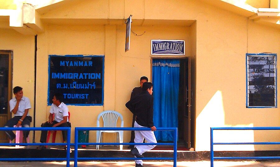 Иммиграционный пост. Мьянмарские пограничники оказ