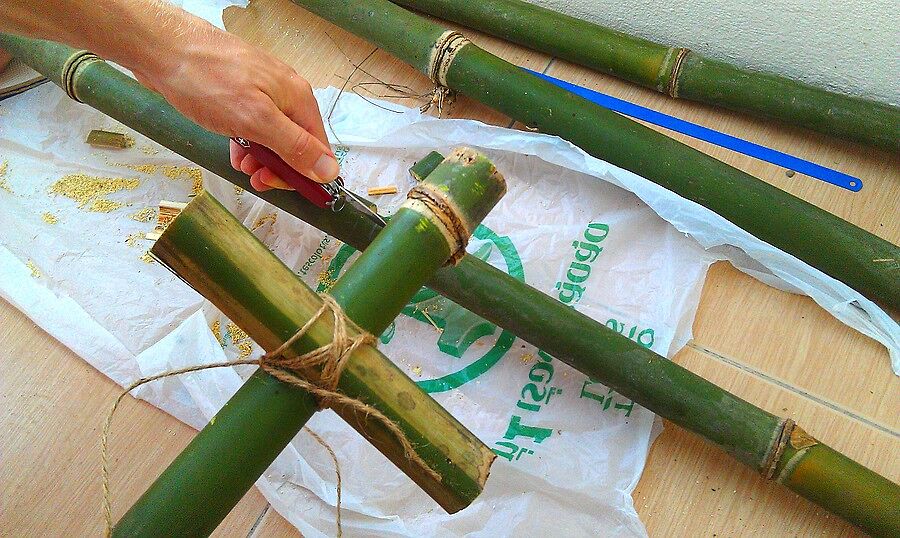 В общем, ничего сложного: бамбук, веревка, фанерка