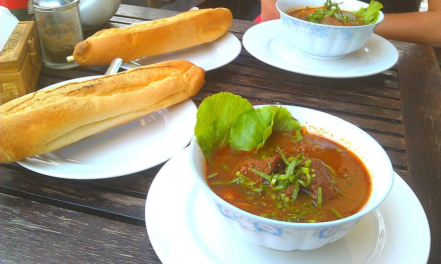 Местный суп, состоящий в основном из мяса, безусло