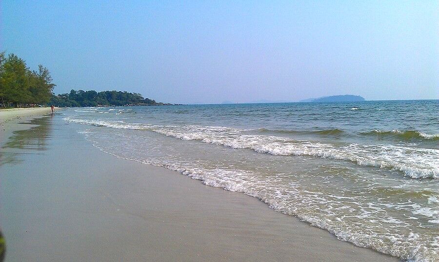 На этом пляже самый мелкий песок, более походящий 
