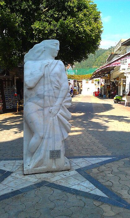 Статуя схематичной украинской женщины. Почему имен