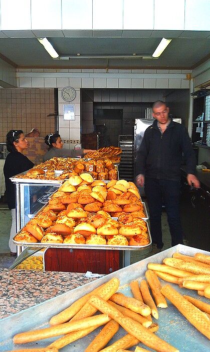 Пекарня, источающая запах свежеиспеченного хлеба и
