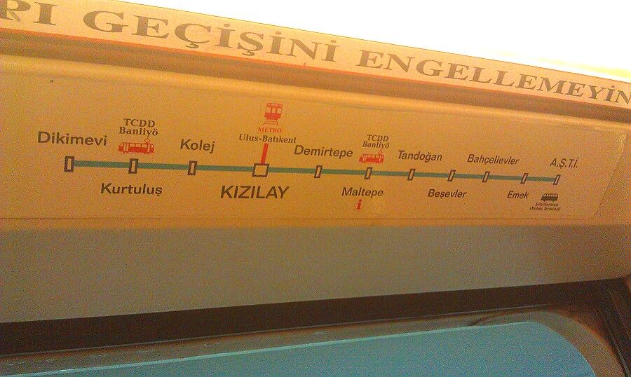 Следуем до станции Kizilay, где переходим на красн