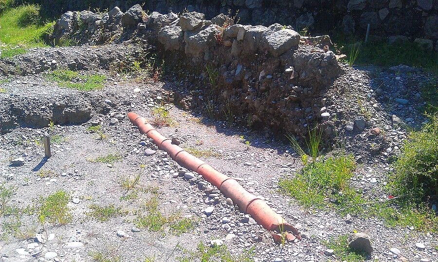 Древняя система канализации из керамических труб.