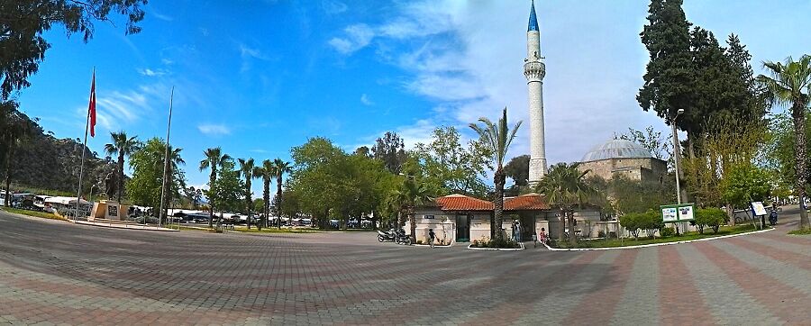 Площадь с мечетью.