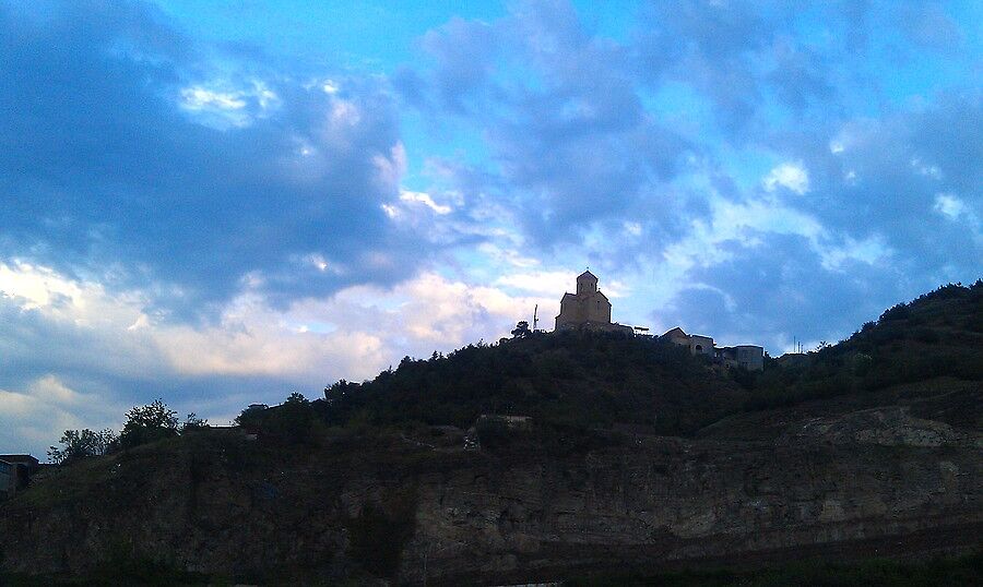 Вид на один из многочисленных монастырей Тбилиси.