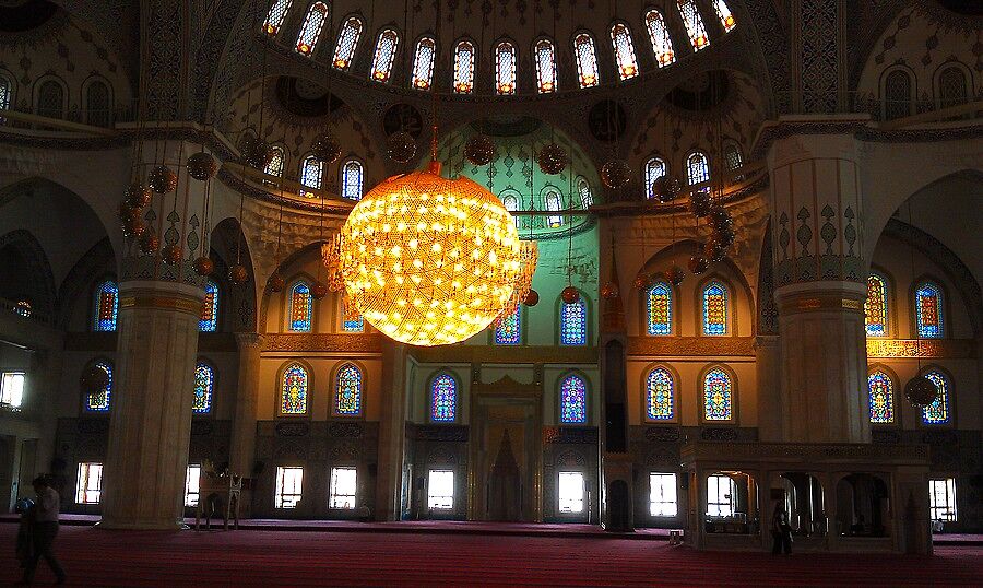 Впервые увидели в мечети такое - огромный светящий