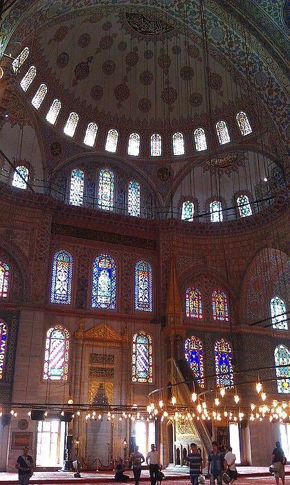 Мечеть большая, светлая, с замечательными лампочка
