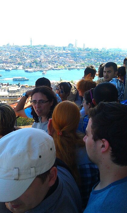 На башне иногда скапливается много туристов и обра