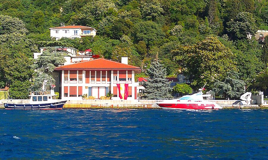 Идиллическая картинка - домик на берегу, яхта и за