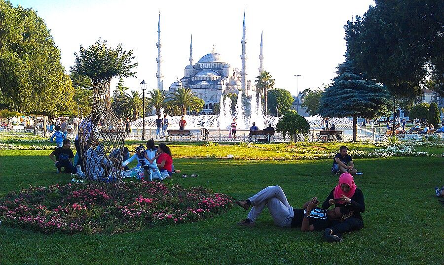 Народ отдыхает в сквериках между Голубой Мечетью и