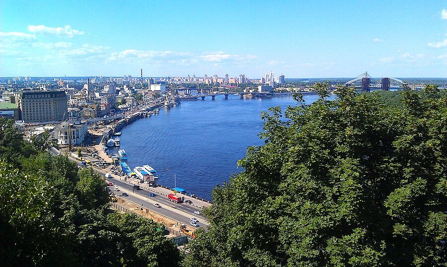 Вид с обзорной площадки на Киев.