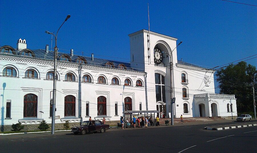 Поход по Великому Новгороду начался с вокзала, воз