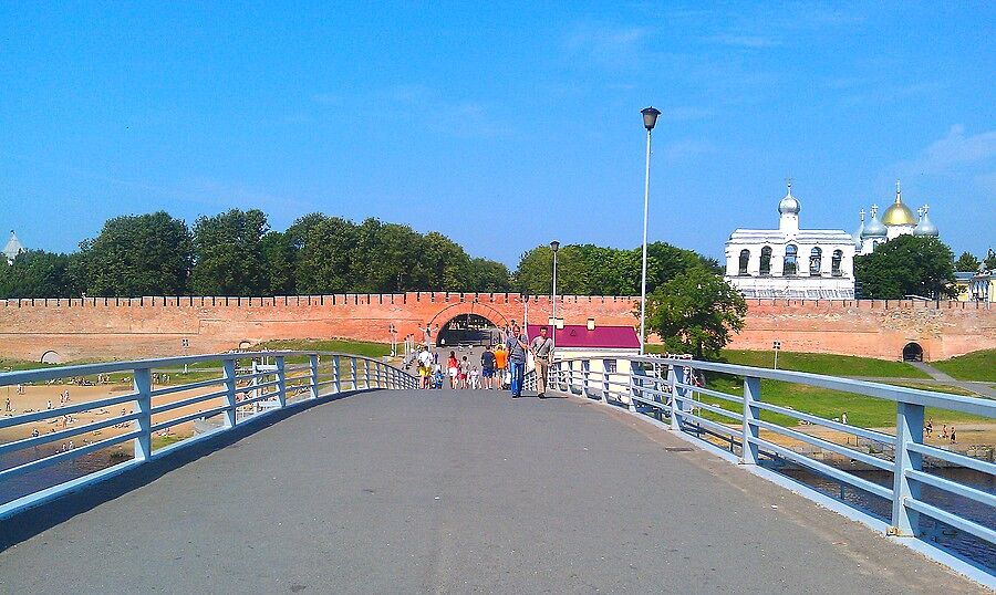 Пешеходный мост через Волхов.