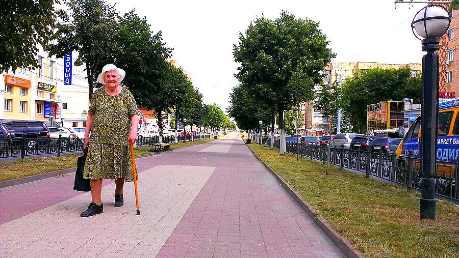 Центральная аллея, улица Кирова со встроенной бабу