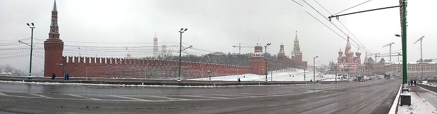 Черно-белый пейзаж разбавляют красный Кремль и зел