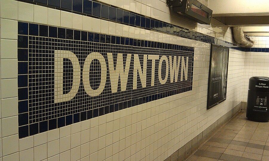 Многие надписи в метро заботливо выложены в виде м