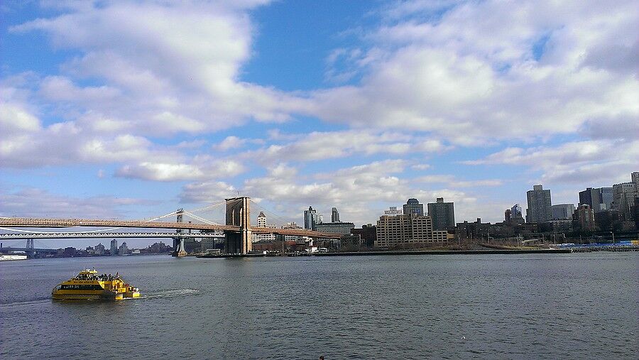 Бруклинский мост, ведущий в... Бруклин. В ту сторо