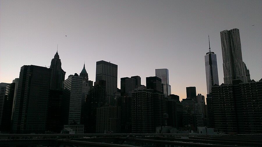 Вид с моста на Манхеттен. Солнце уже село, а в зда