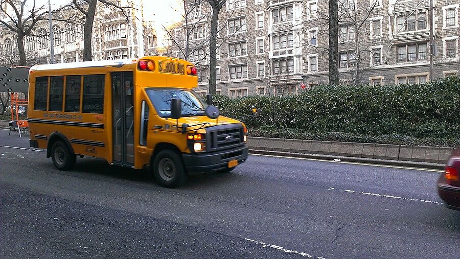 Классический американский школьный автобус.