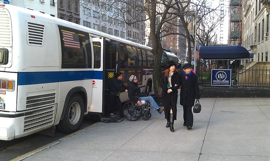 Впервые увидели как автобусом пользуются люди с ко