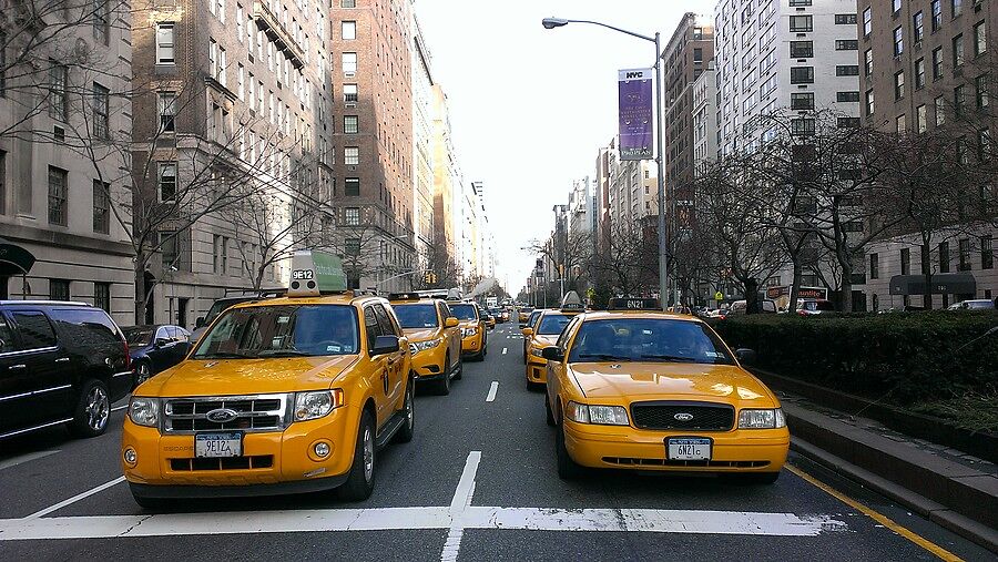 Такое впечатление, что половина машин - это такси.