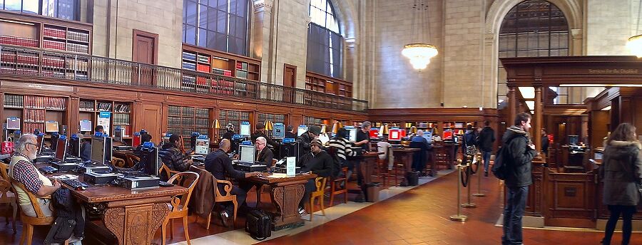 Центральная Библиотека Нью-Йорка, где народ сидит 