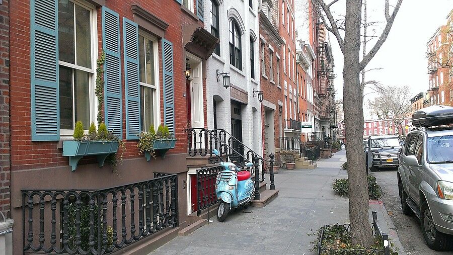 Немного похоже на Бруклин, также уютно и малоэтажн