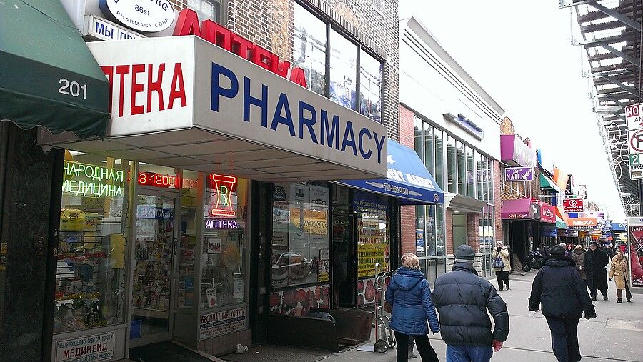 В отличие от Манхэттена количество аптек просто по
