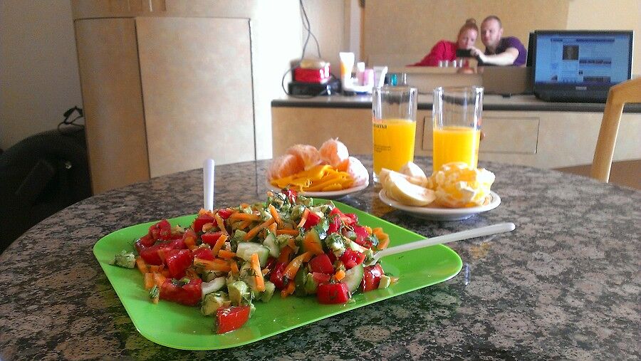Наш скромный завтрак: фрукты-овощи. Примерно так ж