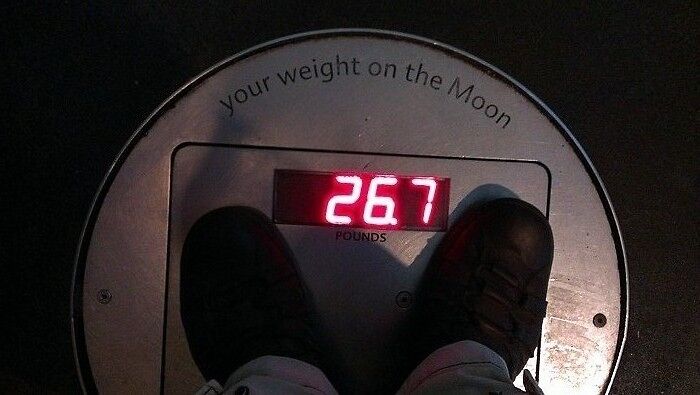 Зато Андрей на Луне весил бы всего 12 кг.